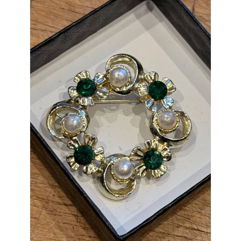 Vintage Gold-Tone Floral Brooch With Faux Pearls & Green Rhinestones Circular De - Picture 5 of 8